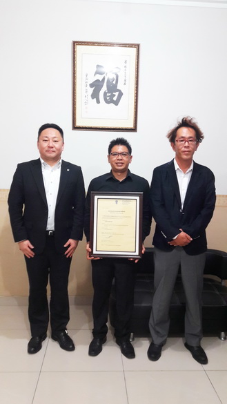 Mr.An Handogo Siswojo when receiving certificate of agency from Nitta